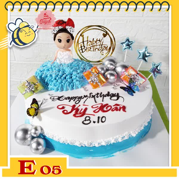 Bánh kem búp bê E05 váy xanh trên nền bánh trắng xanh trang trí nhiều phụ kiện hiện đại