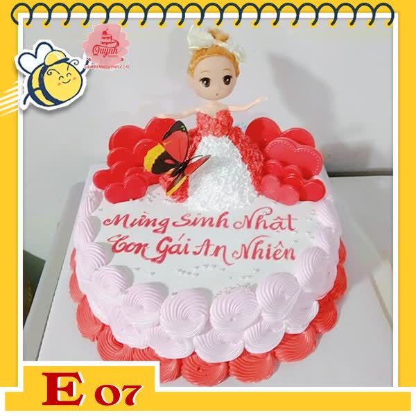 Bánh kem búp bê E07 váy đỏ trắng đứng trên nền bánh trắng viền hồng tim đỏ đẹp xuất sắc