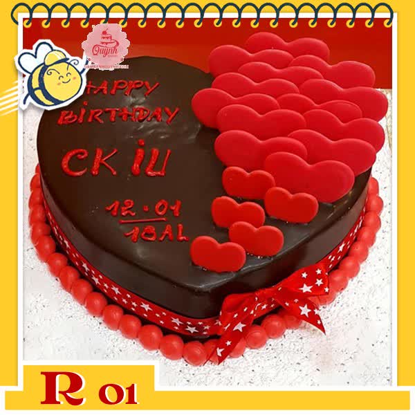 Bánh kem người yêu R01 trái tim phủ socola đen cắm trái tim màu đỏ ở nửa bên bánh