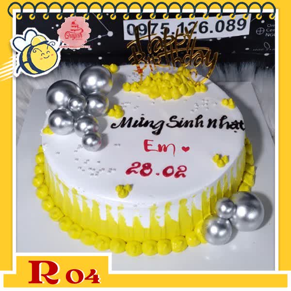 Bánh kem người yêu R04 tròn nền trắng đế viền vàng cùng phụ kiện hiện đại đẹp mắt