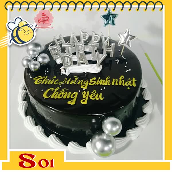 Bánh kem socola S01 phủ toàn bánh viền trắng và cắm nhiều phụ kiện trang trí đẹp