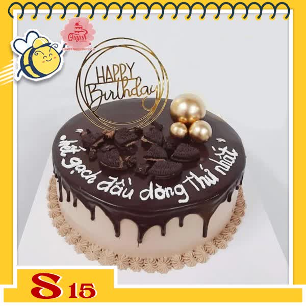 Bánh kem socola S15 phủ chảy tự nhiên trên nền bánh nâu nhạt rắc vụn socola và phụ kiện hiện đại