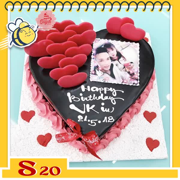 Bánh kem socola S20 trái tim phủ socola đen khắp mặt bánh cắm tim đỏ và in ảnh