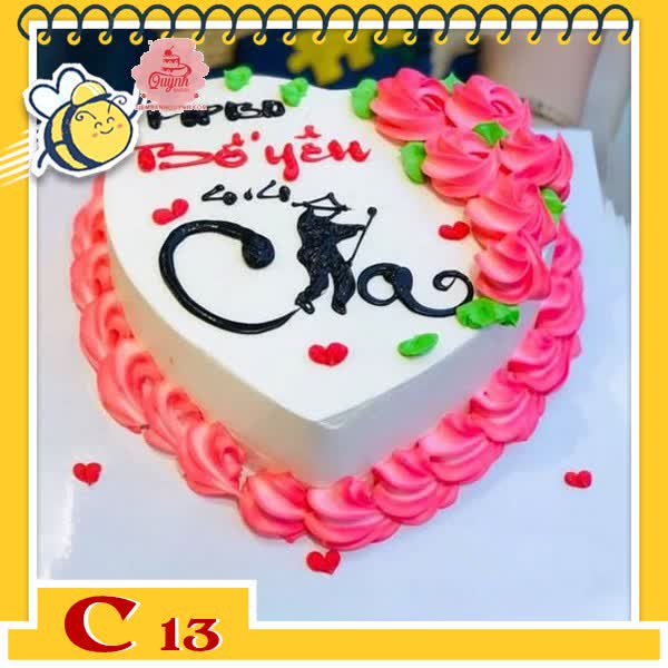Bánh kem tặng cha C13 trái tim trắng viền kem và hoa màu hồng đỏ làm nổi bật chữ Cha thư pháp trên bánh