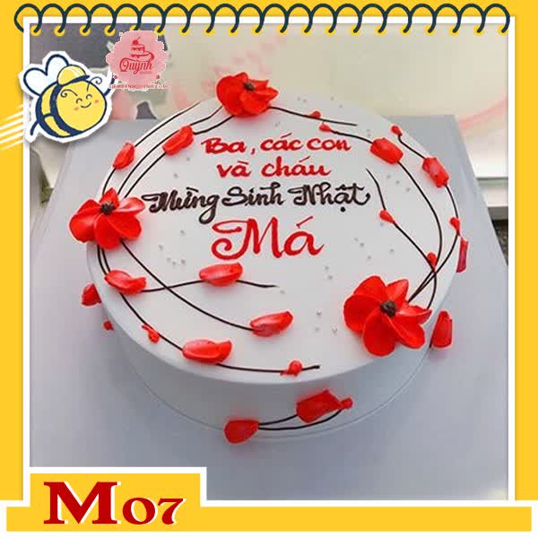 Bánh kem tặng mẹ M07 những đóa hoa nụ hoa màu đỏ vây quanh chiếc bánh sinh nhật đẹp màu trắng