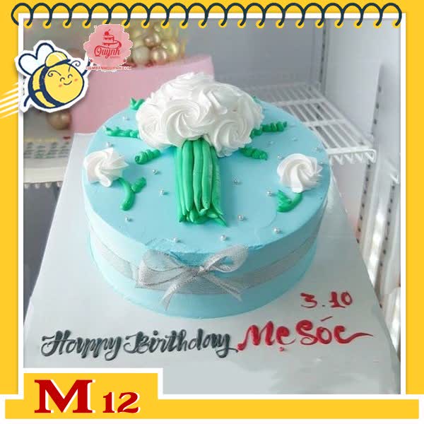 Bánh kem tặng mẹ M12 nền xanh nhạt với đóa hoa màu trắng có đủ cành lá cực ấn tượng làm mẹ vui