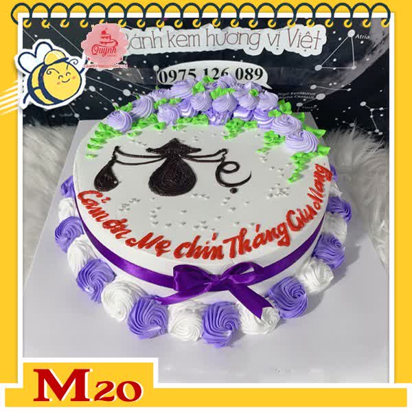 Bánh kem tặng mẹ M20 bán chạy nhất nền trắng trang trí hoa tím và vẽ chữ Mẹ thư pháp đầy nhân văn