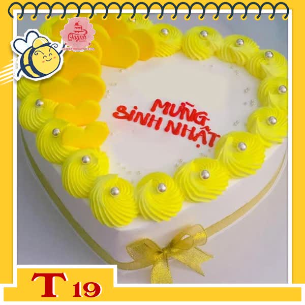 Bánh kem trái tim T19 màu vàng nền trắng đơn giản nhưng thu hút mọi ánh nhìn
