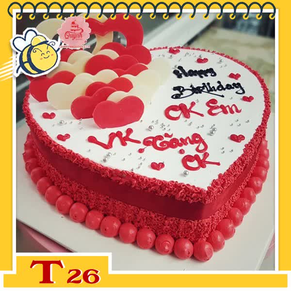 Bánh kem trái tim T26 nền trắng viền và thân đỏ cắm nhiều trái tim socola đỏ trắng phong cách cổ điển
