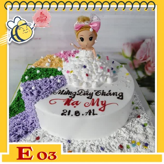 giới thiệu tổng quan Bánh kem búp bê E03 váy trắng nền trắng có nhiều phần kẻ nhiều màu độc đáo ấn tượng