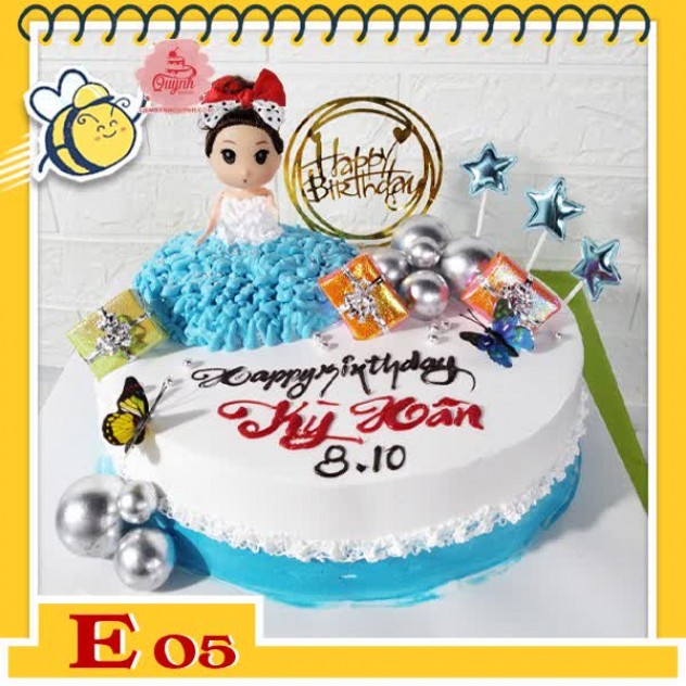 giới thiệu tổng quan Bánh kem búp bê E05 váy xanh trên nền bánh trắng xanh trang trí nhiều phụ kiện hiện đại