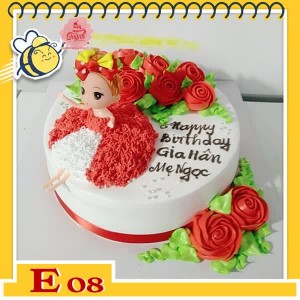 Bánh kem búp bê E08 váy trắng đỏ ngồi trên bánh dựa vào những đóa hoa màu đỏ rực rỡ