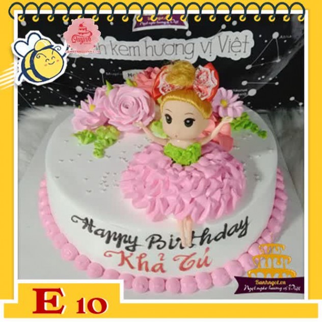 giới thiệu tổng quan Bánh kem búp bê E10 nền trắng váy hồng bắt hoa màu hồng nhìn là cưng ngay