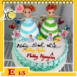 Bánh kem búp bê E13 2 bé váy xanh dương xanh lá trên cùng bánh 1 tầng đẹp lộng lẫy