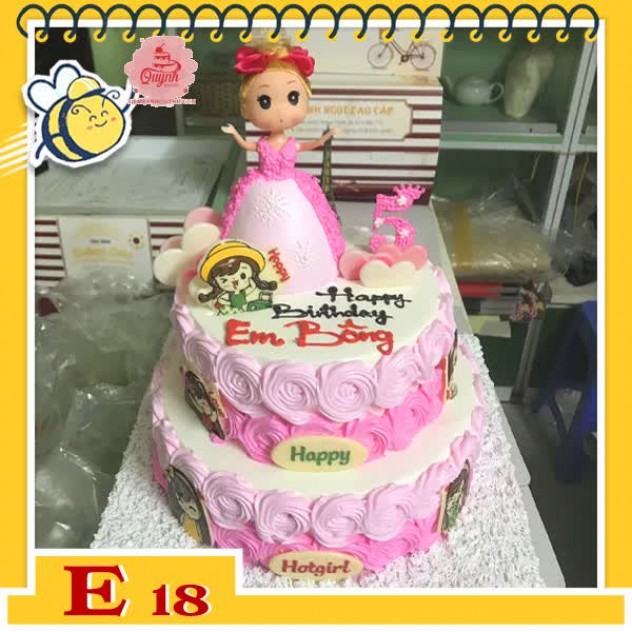 giới thiệu tổng quan Bánh kem búp bê E18 2 tầng màu hồng bé gái xinh xắn đứng trên bánh