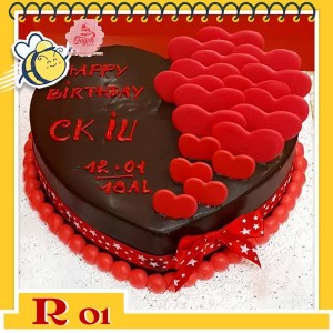 Bánh kem người yêu R01 trái tim phủ socola đen cắm trái tim màu đỏ ở nửa bên bánh