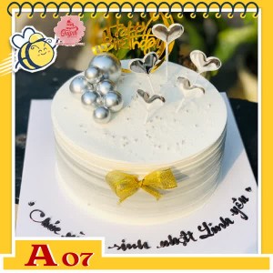 Bánh kem sinh nhật đơn giản A07 nền trắng cắm nhiều phụ kiện kiểu mới cực thanh lịch