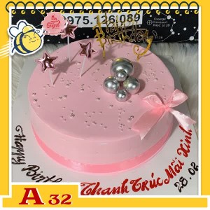 Bánh kem sinh nhật đơn giản A32 nền màu hồng cắm nhiều phụ kiện mới nhất đẹp tối giản