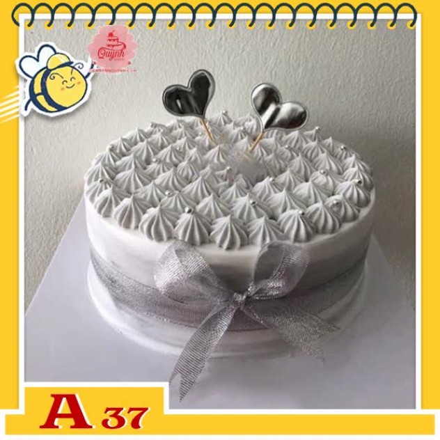 giới thiệu tổng quan Bánh kem sinh nhật đơn giản A37 nền xám trên mặt bánh cắm 2 phụ kiện tim và nhiều bông kem màu xám