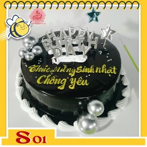 Bánh kem socola S01 phủ toàn bánh viền trắng và cắm nhiều phụ kiện trang trí đẹp