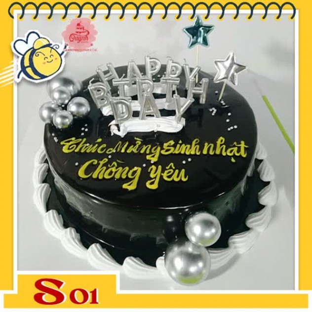 giới thiệu tổng quan Bánh kem socola S01 phủ toàn bánh viền trắng và cắm nhiều phụ kiện trang trí đẹp