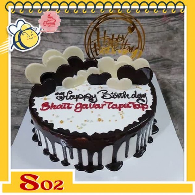 giới thiệu tổng quan Bánh kem socola S02 phủ viền bánh nền trắng trang trí nhiều tim socola màu trắng đen