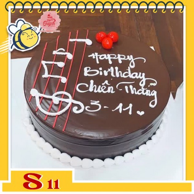 giới thiệu tổng quan Bánh kem socola S11 phủ toàn bánh vẽ hình nốt nhạc 5 dòng kẻ ghi chữ trắng đơn giản mà đẹp không tưởng