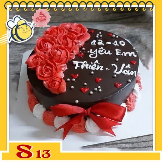 giới thiệu tổng quan Bánh kem socola S13 màu đỏ trắng hòa quyện hoàn hảo xen kẽ nhau cùng nơ đỏ nổi bật