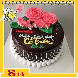 Bánh kem socola S14 phủ toàn bánh trang trí nhiều bông hoa hồng nhạt vô cùng tươi thắm