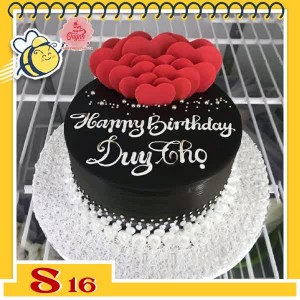 Bánh kem socola S16 phủ toàn bánh cắm tim đỏ ở trên mặt bánh ghi chữ trắng nổi bật
