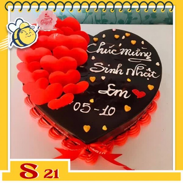 giới thiệu tổng quan Bánh kem socola S21 trái tim phủ socola đen khắp bánh trang trí trái tim và nơ đỏ chữ màu trắng