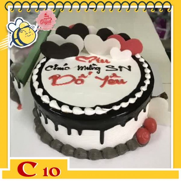 giới thiệu tổng quan Bánh kem tặng cha C10 phủ socola trên nền bánh trắng cùng vài trái tim socola cắm 1 bên đẹp mắt