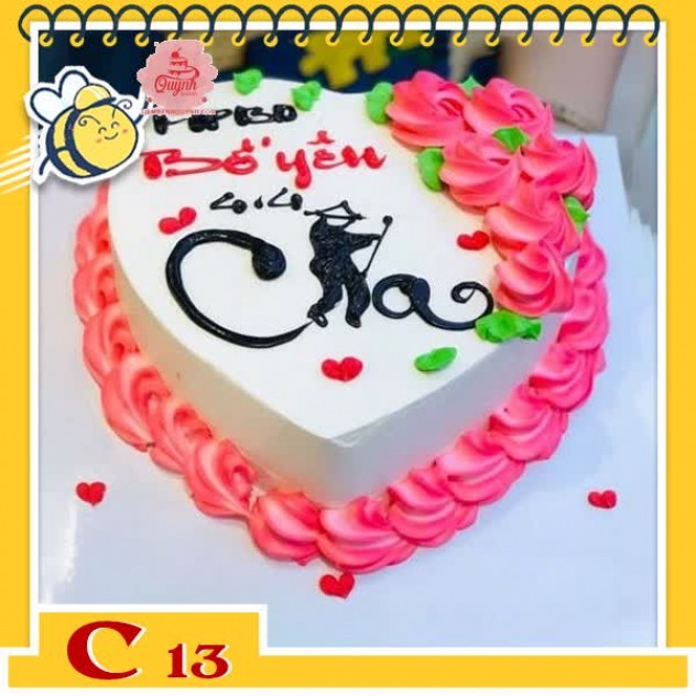 giới thiệu tổng quan Bánh kem tặng cha C13 trái tim trắng viền kem và hoa màu hồng đỏ làm nổi bật chữ Cha thư pháp trên bánh