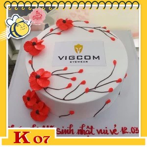 Bánh kem tặng khách hàng K07 ấn tượng những cành hoa đỏ uốn lượn xung quanh logo công ty siêu nổi bật