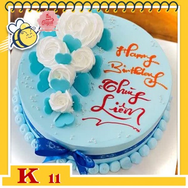 giới thiệu tổng quan Bánh kem tặng khách hàng K11 nền màu xanh nhạ bắt hoa màu trắng trang trí thêm socola trái tim mới mẻ