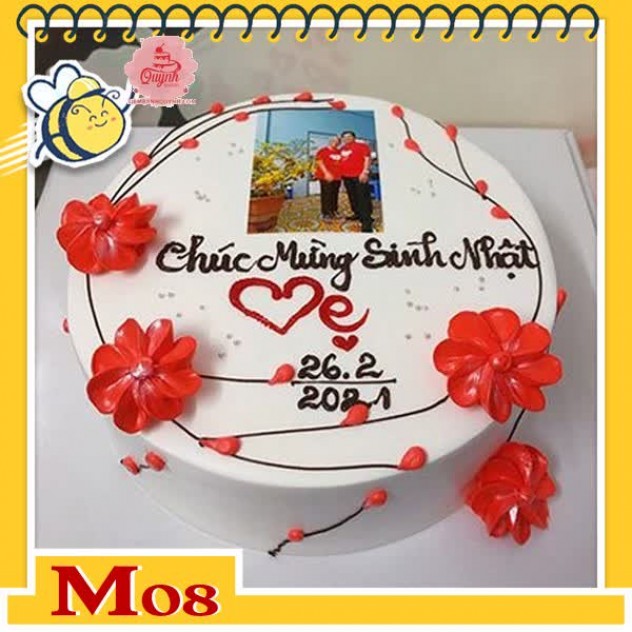 giới thiệu tổng quan Bánh kem tặng mẹ M08 cành hoa đỏ uốn lượn quanh bức ảnh đẹp của Mẹ yêu ở giữa