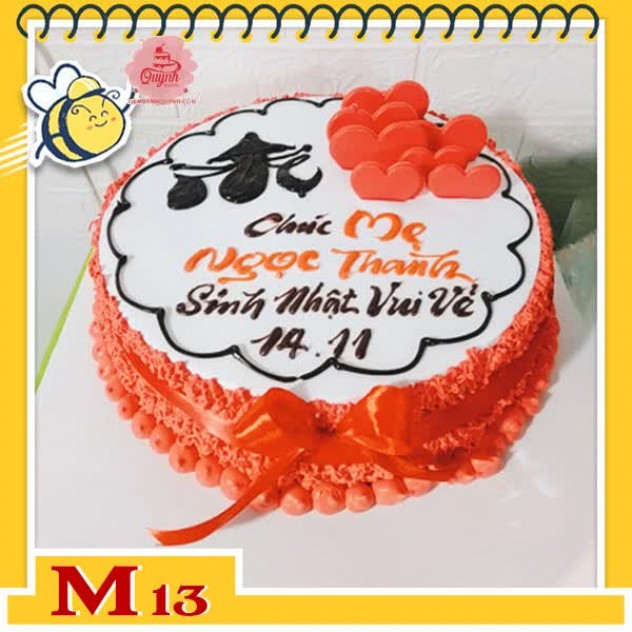 giới thiệu tổng quan Bánh kem tặng mẹ M13 nền trắng thành màu đỏ vẽ thư pháp chữ Mẹ và cắm tim socola đỏ ngọt ngào