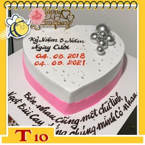 Bánh kem trái tim T10 nền trắng đế hồng cắm phụ kiện hiện đại kèm dòng thơ dễ thương