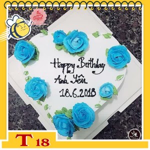 Bánh kem trái tim T18 bắt hoa hồng màu xanh dương kèm lá xanh trên nền trắng