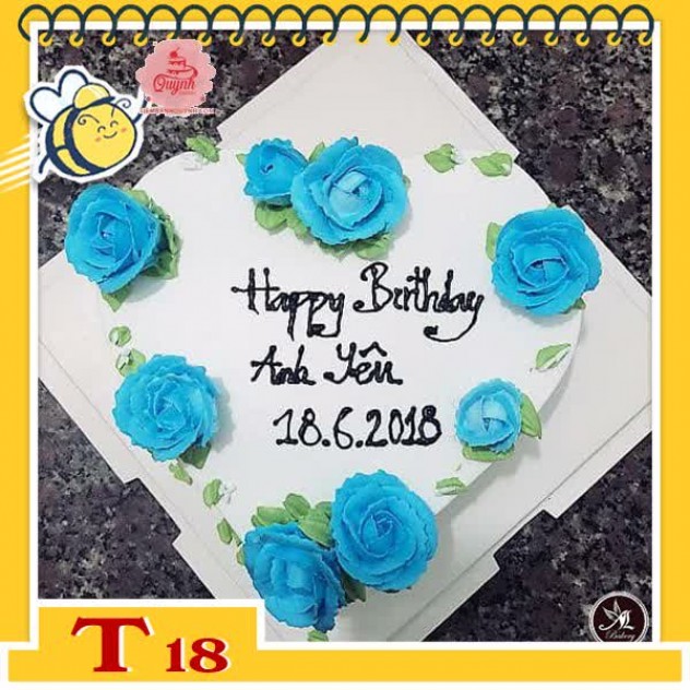 giới thiệu tổng quan Bánh kem trái tim T18 bắt hoa hồng màu xanh dương kèm lá xanh trên nền trắng