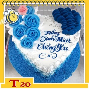 Bánh kem trái tim T20 nền trắng trang trí hoa xanh và trái tim socola màu xanh dương
